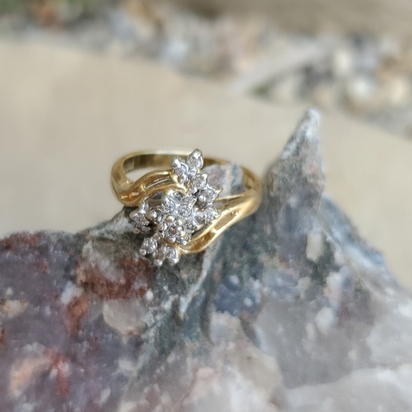 14k Gold and diamond ring - Picture 6 of 8